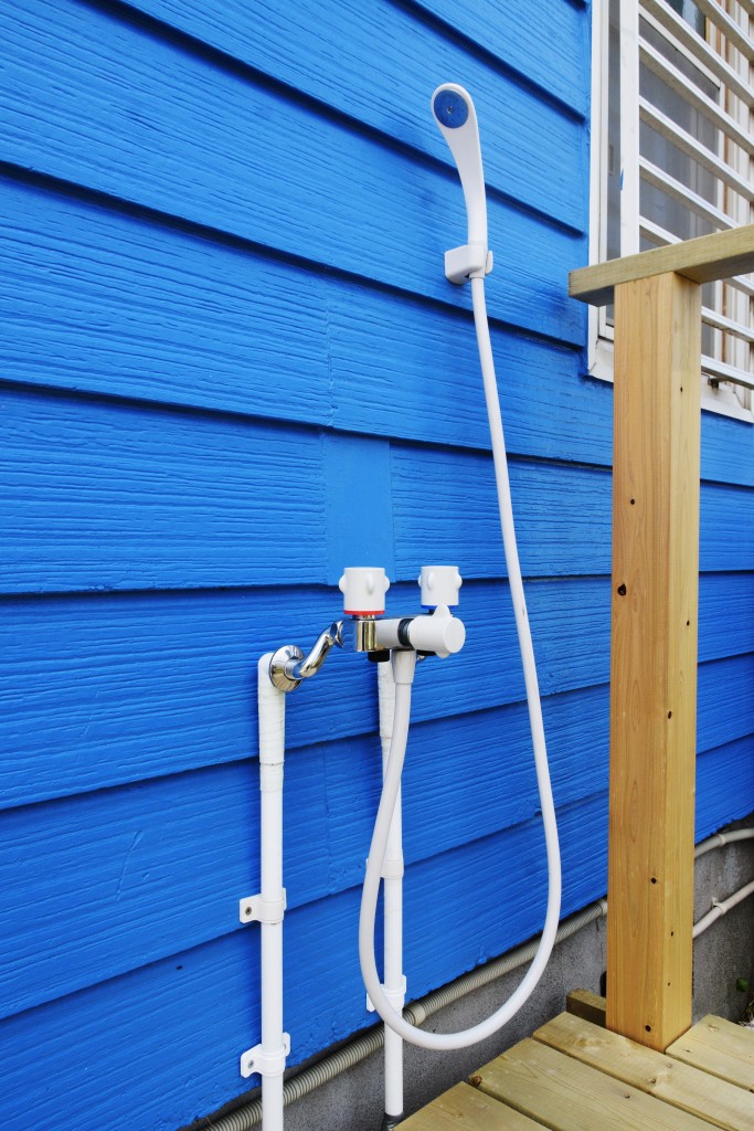 外部シャワーあります。　海で遊んだ後は流して入室ください。